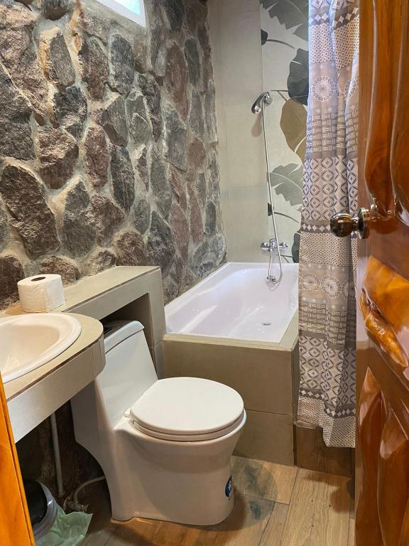 Koupelna v ubytování Watzara Wasi Apart Hotel Vacacional en Cotacachi