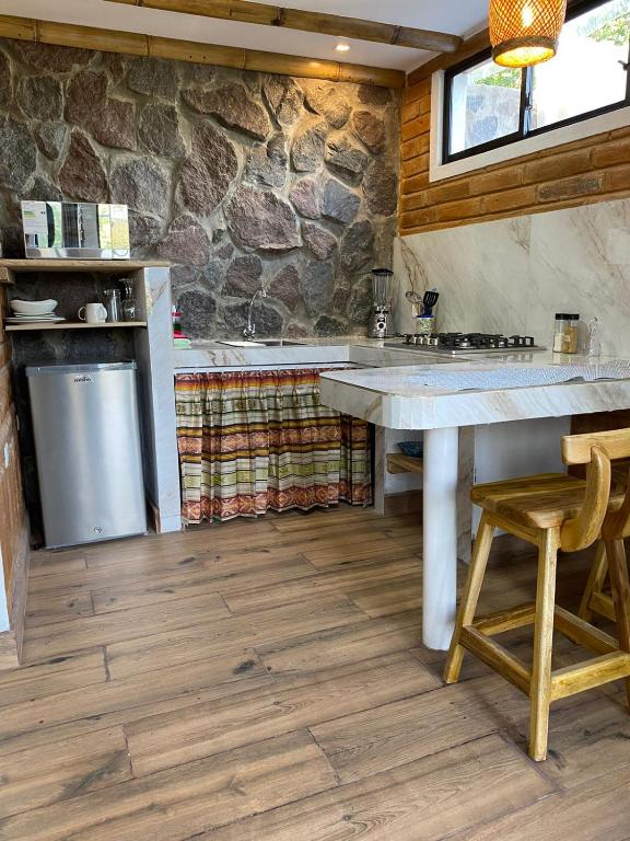 Kuchyň nebo kuchyňský kout v ubytování Watzara Wasi Apart Hotel Vacacional en Cotacachi