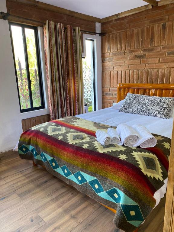 Postel nebo postele na pokoji v ubytování Watzara Wasi Apart Hotel Vacacional en Cotacachi