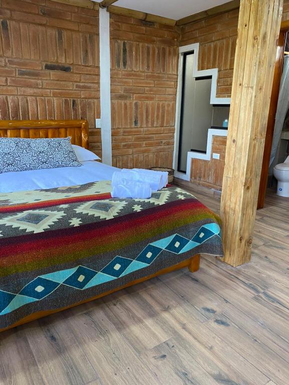 Postel nebo postele na pokoji v ubytování Watzara Wasi Apart Hotel Vacacional en Cotacachi