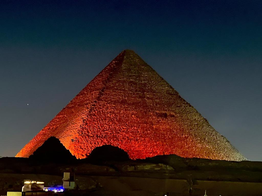 カイロにあるEgipto Tut Ankh Amon pyramids view- foreiigners onlyのギャラリーの写真