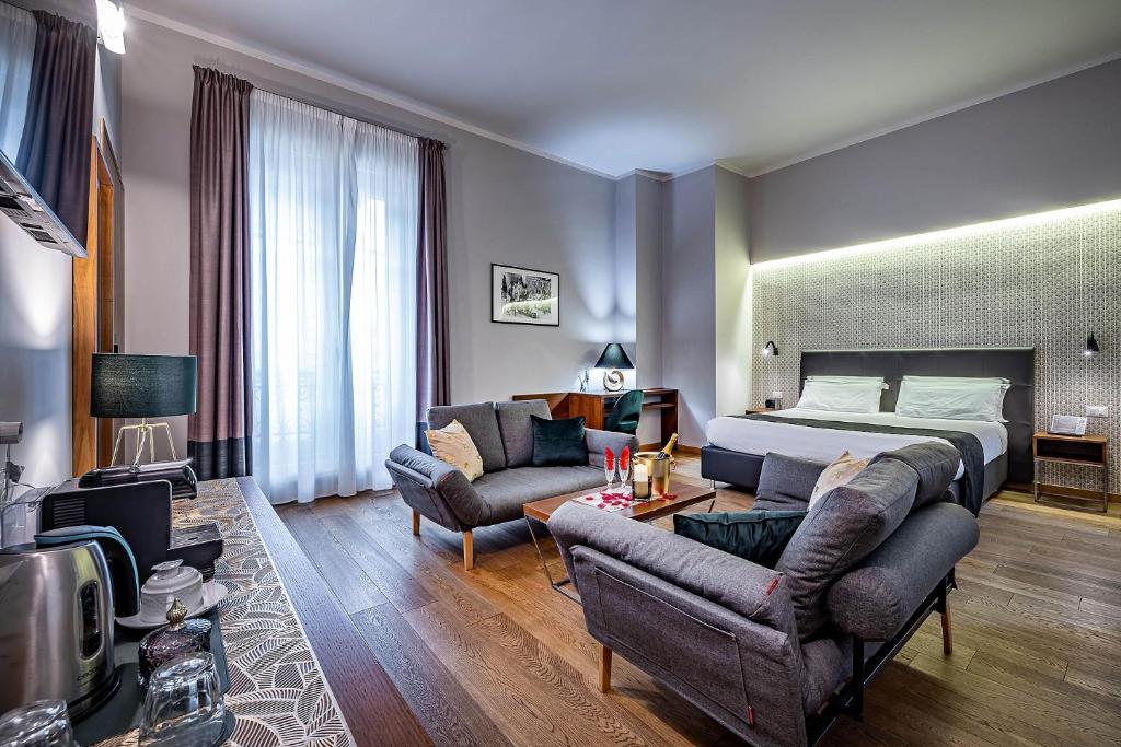 una camera d'albergo con letto e soggiorno di Antico Centro Suite a Firenze