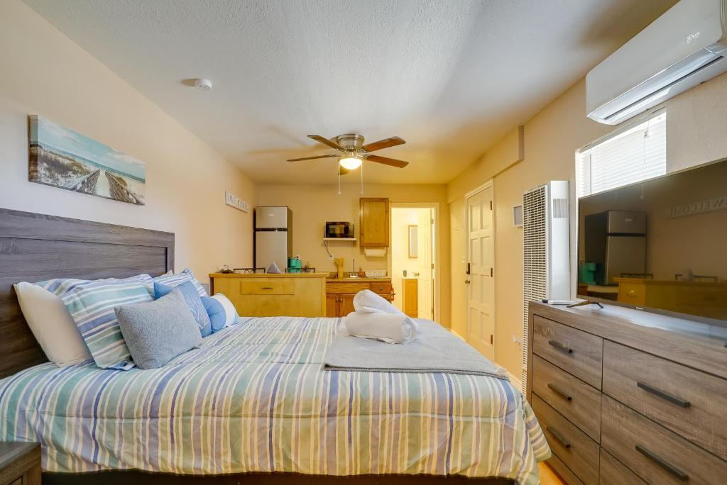 Кровать или кровати в номере El Paso Vacation Rental Studio, 7 Mi to Fort Bliss