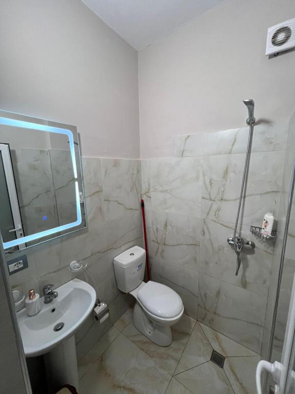 Uma casa de banho em Serene Stay