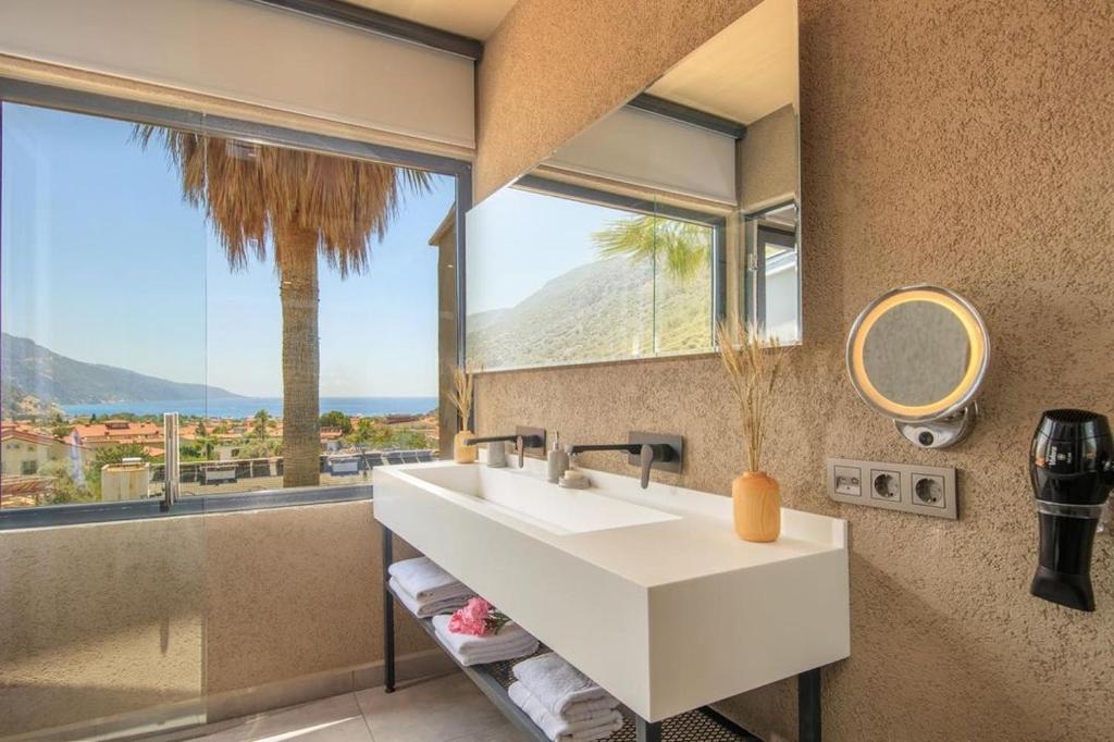 Nespecifikovaný výhled na hory nebo výhled na hory při pohledu z hotelu