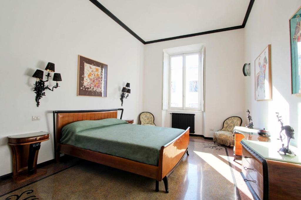 una camera da letto con un letto, un tavolo e delle sedie di Tibullo ,Classico ed Elegante Appartamento a Roma