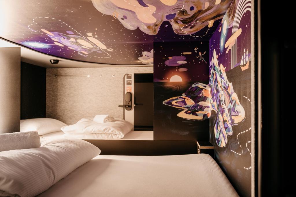 Postel nebo postele na pokoji v ubytování Capsule Hotel - Lucerne Old Town