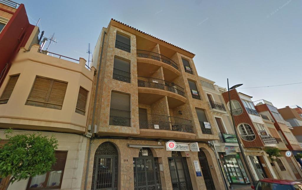 - un bâtiment situé dans une rue en face dans l'établissement Apartamento en Torreblanca Ref 061, à Torreblanca