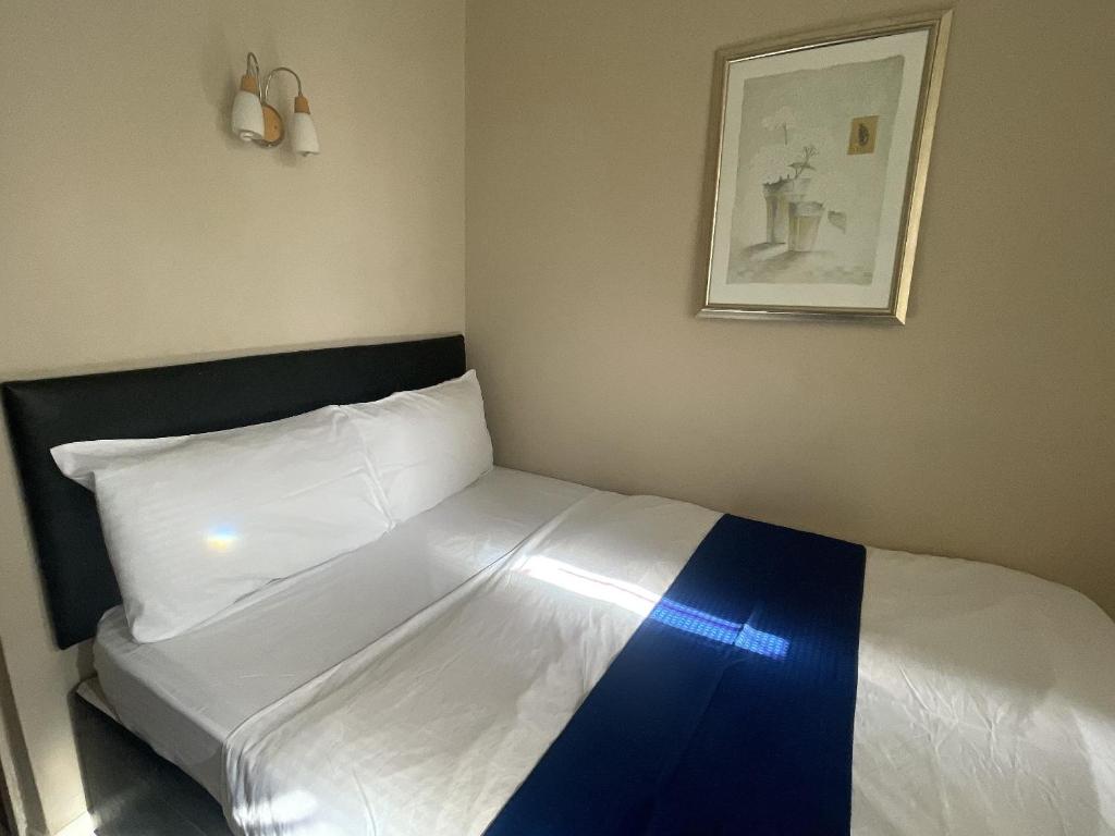 Postel nebo postele na pokoji v ubytování Park Crescent Hotel