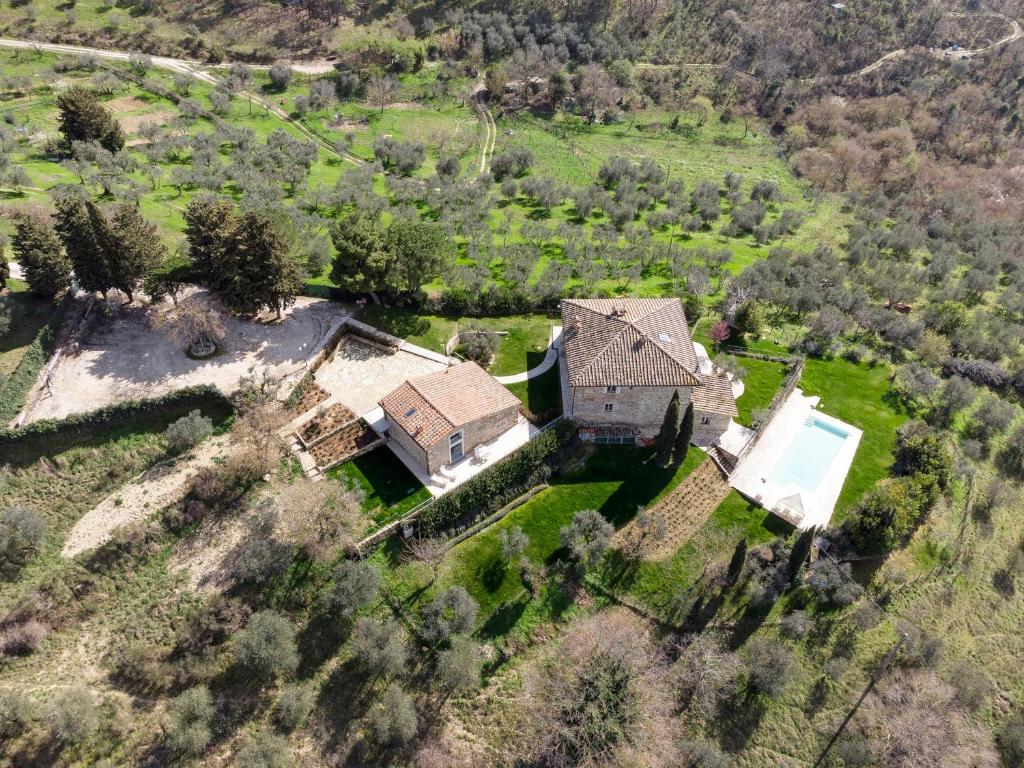 uma vista superior de uma antiga casa num campo em Il Poggetto em Rignano sullʼArno