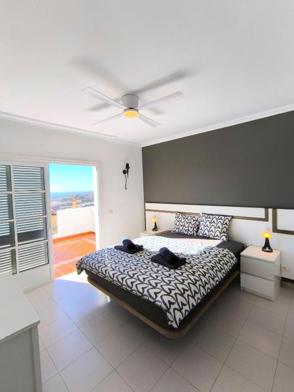 Posteľ alebo postele v izbe v ubytovaní BEAUTIFUL VILLA - 4 bedrooms, heated pool, fibre net, 2 priv car park places, tv channels