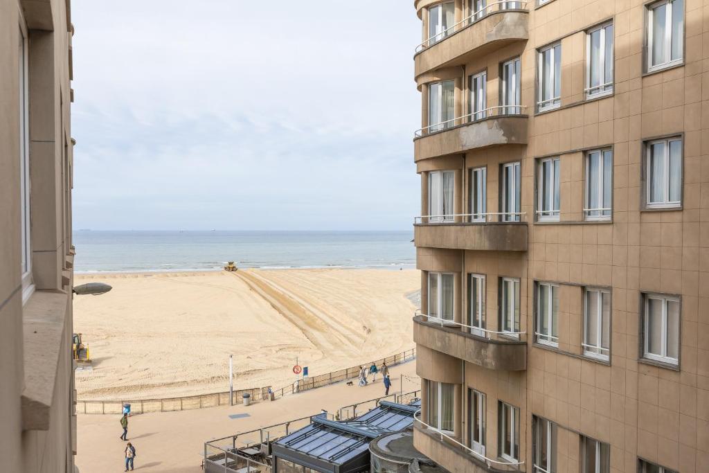 O vedere generală la mare sau o vedere la mare
luată din acest apartament