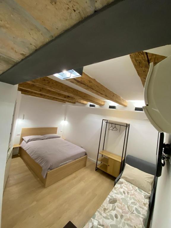 - une petite chambre avec un lit et une fenêtre dans l'établissement Oasi Central - Appartamento in pieno centro, à Trieste