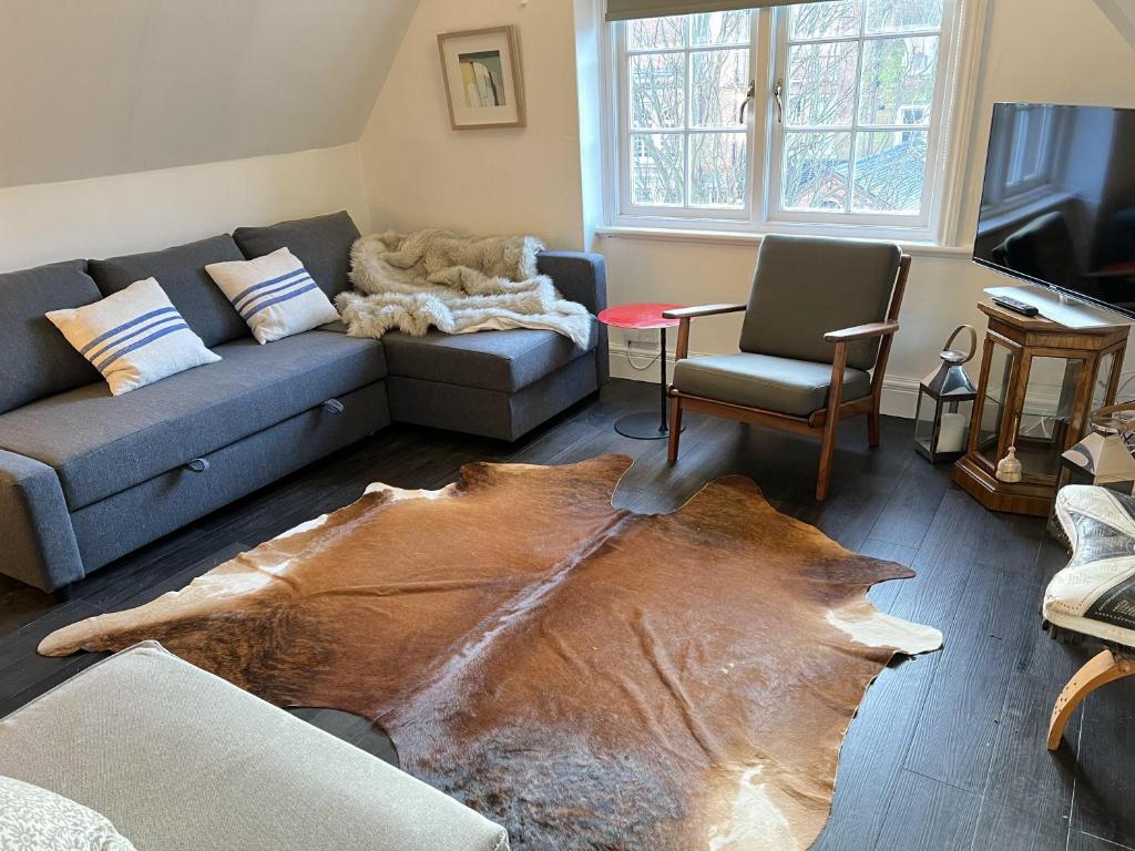 un soggiorno con divano e grande tappeto di tronchi d'albero di Peaceful flat in The Park a Nottingham