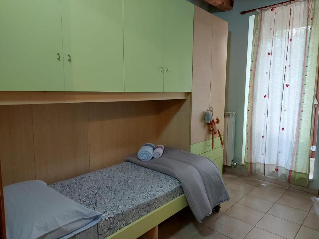 ein kleines Zimmer mit einem Bett mit Handtüchern darauf in der Unterkunft AgneseApartment171 in Ancona
