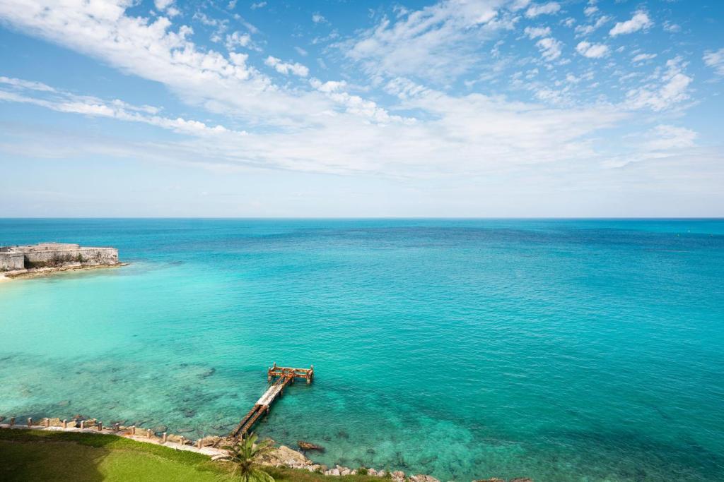 Saint George的住宿－The Residences at The St. Regis Bermuda，海洋空中景色,水中有一个码头