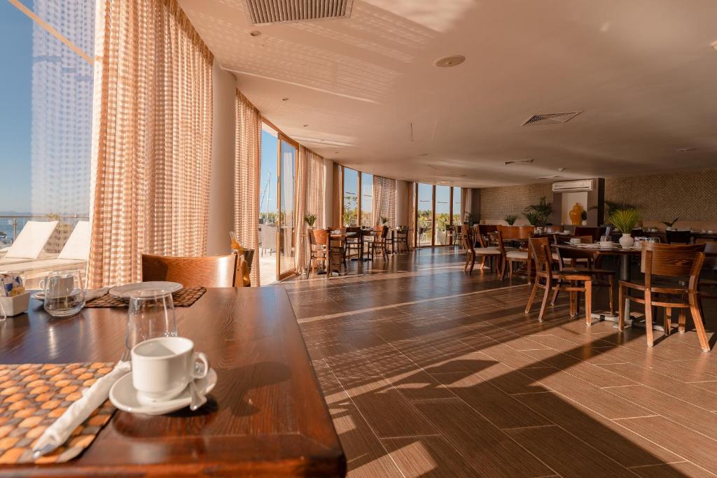 Restaurace v ubytování The Bannister Hotel & Yacht Club by Mint