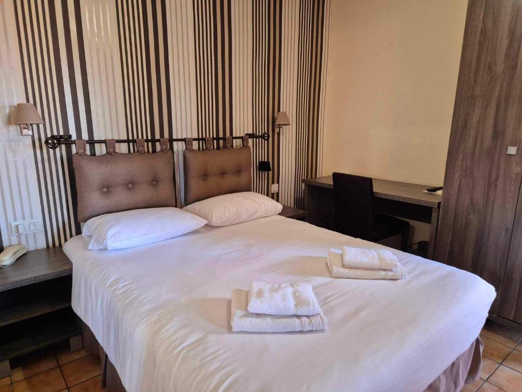 Postel nebo postele na pokoji v ubytování Logis Hôtel Le Mistral - Restaurant - Montélimar Sud