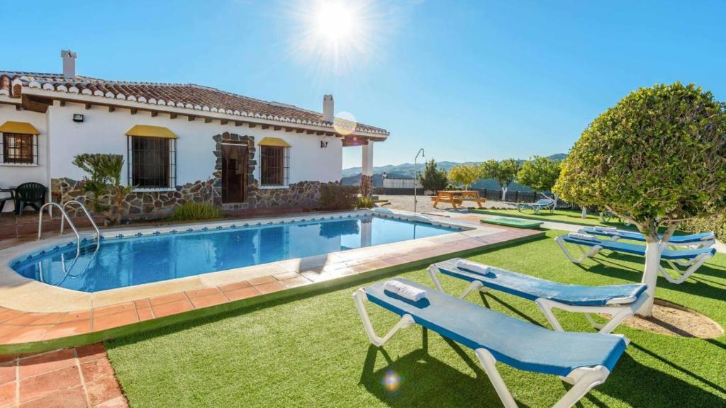 Villa con piscina y 2 sillas de jardín en Casa Rosario Almachar by Ruralidays, en Almáchar