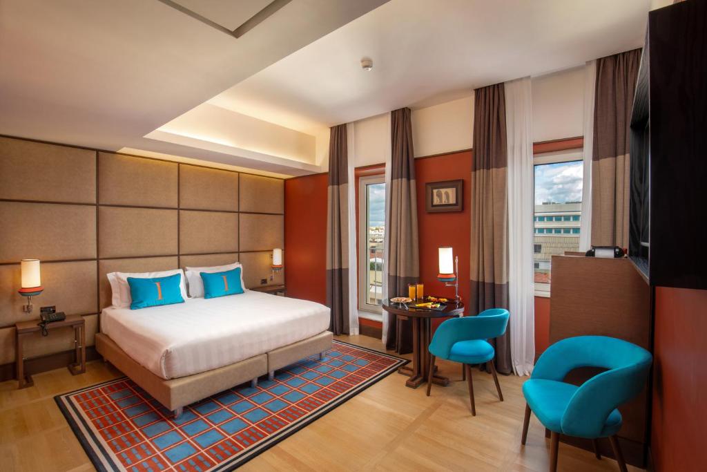 ローマにあるジ インディペンデント ホテルのベッドルーム1室(ベッド1台、デスク、椅子付)