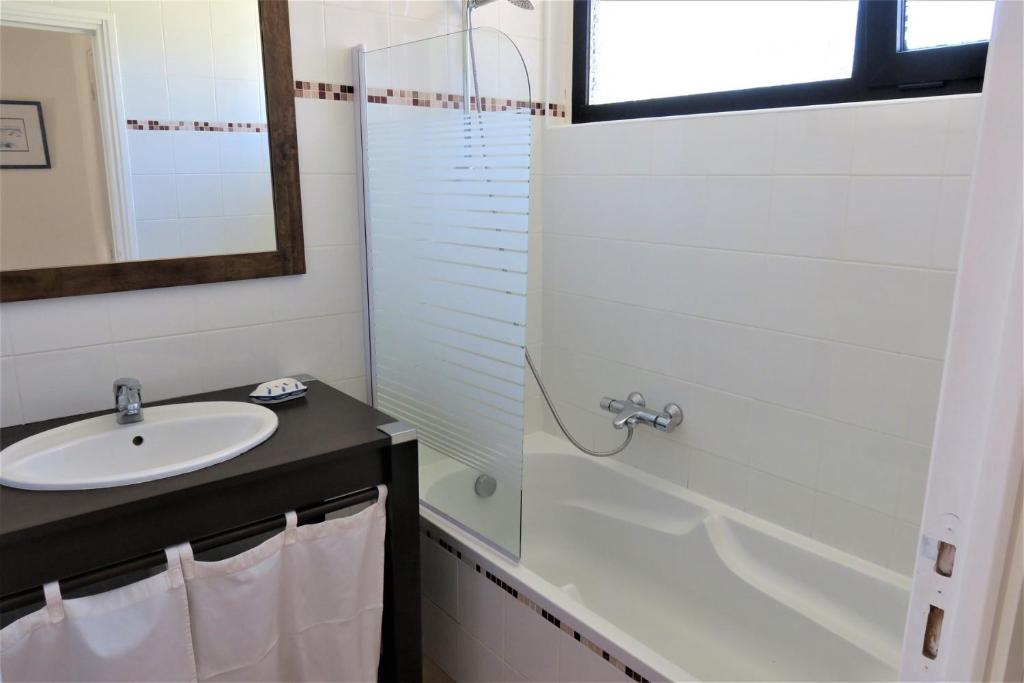 Photo de la galerie de l'établissement Belle maison bretonne 3 étoiles avec WIFI, entièrement rénovée à 800m mer à Trégastel - Réf 497, à Trégastel