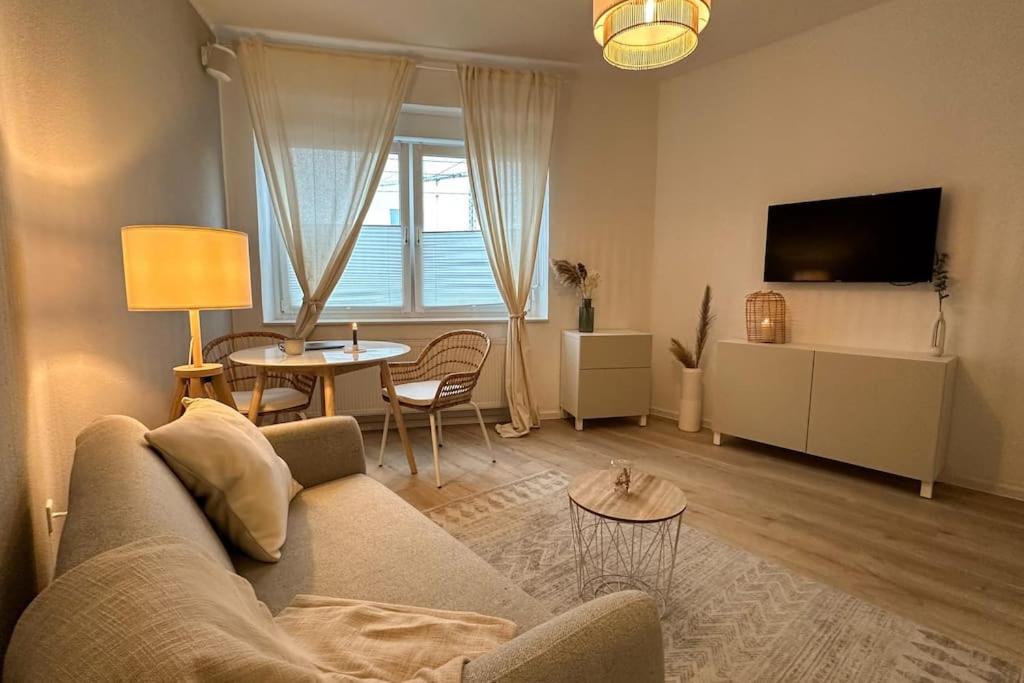 - un salon avec un canapé et une table dans l'établissement Düsseldorf- Medienhafen Nähe Studio Apartment, à Düsseldorf