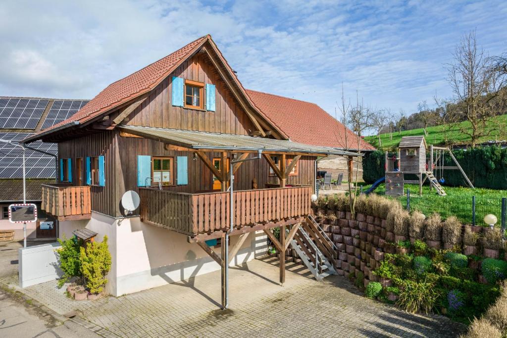 ein Haus mit einer Terrasse und einem Zaun in der Unterkunft Ziegelhof in Schuttertal