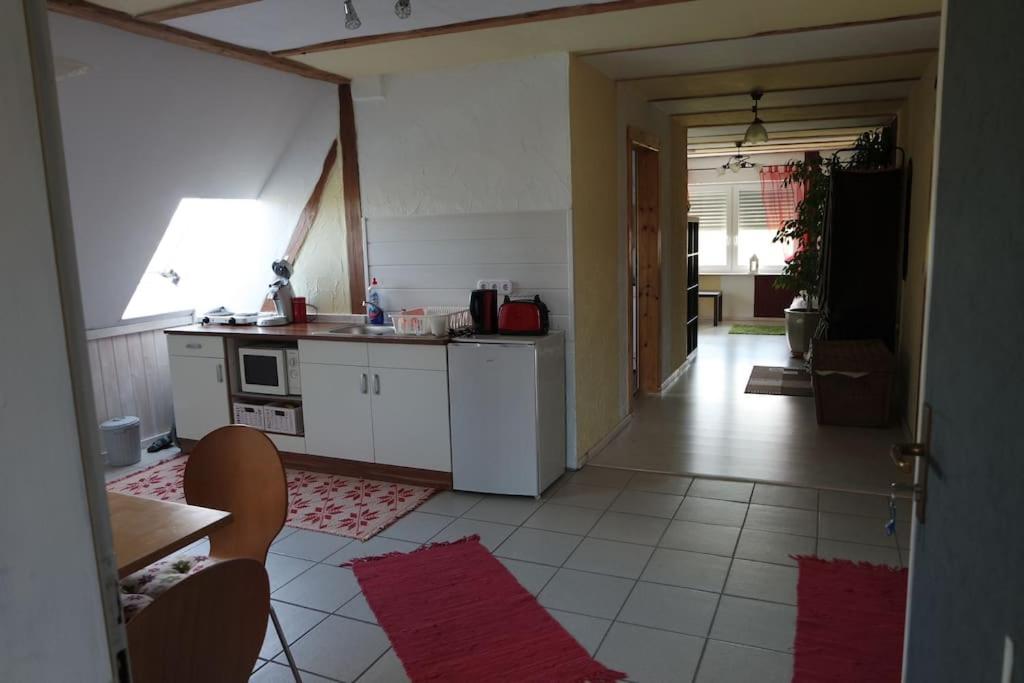 eine Küche mit einem Tisch und einer Arbeitsplatte in der Unterkunft Ferienwohnung in Thurnau in Thurnau