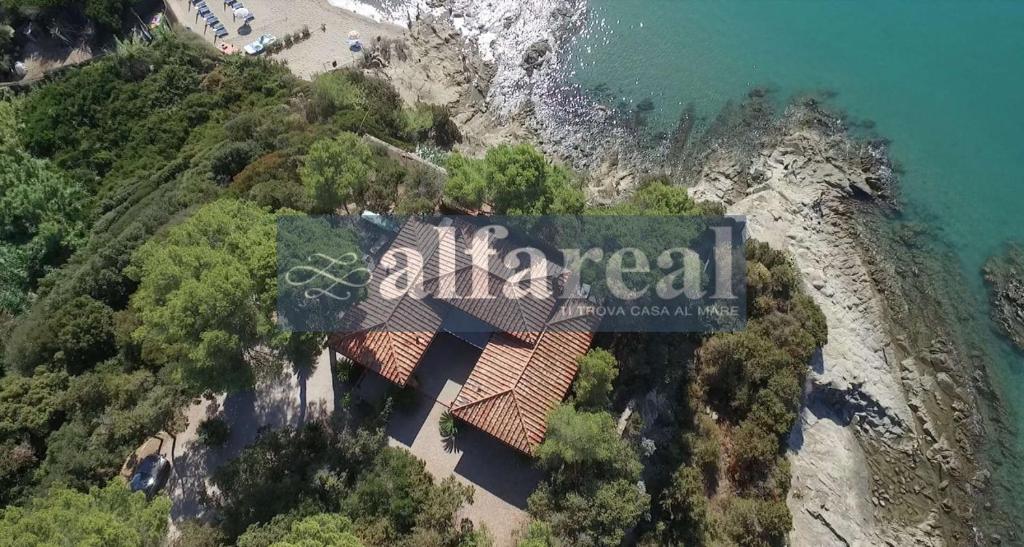 Majoituspaikan Il Poggetto primo piano con terrazza a picco sul mare kuva ylhäältä päin