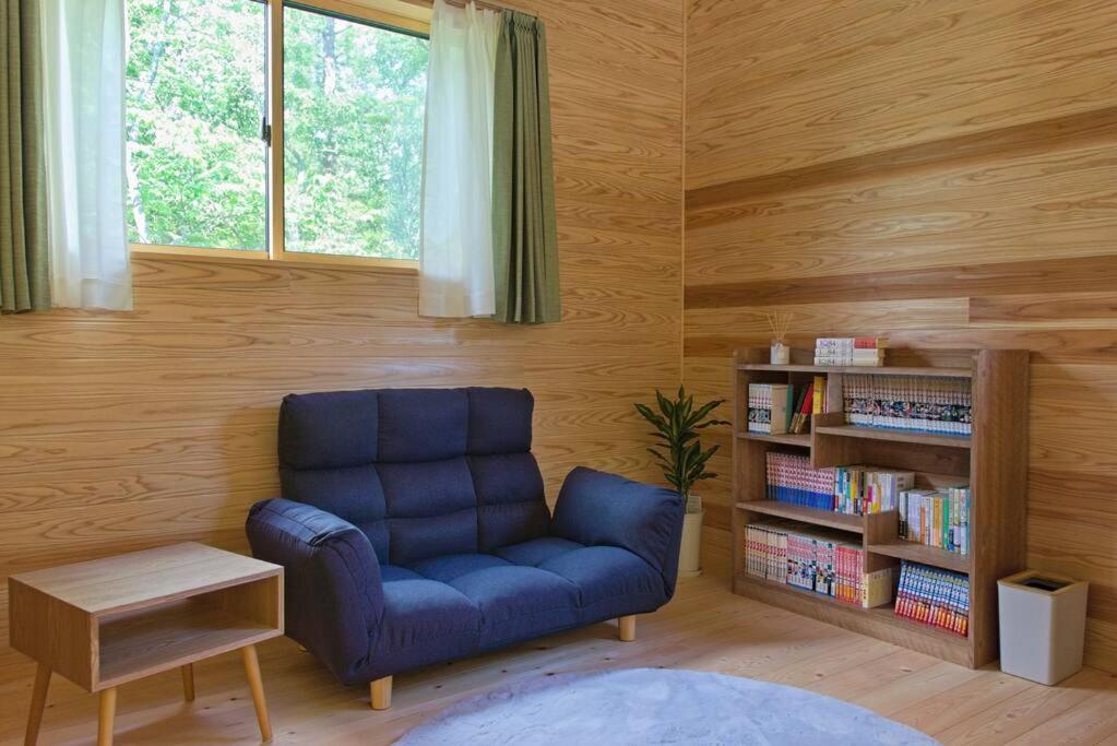 Posezení v ubytování Hinoki no ie - Cottage with natural hot spring in a cypress bathtub