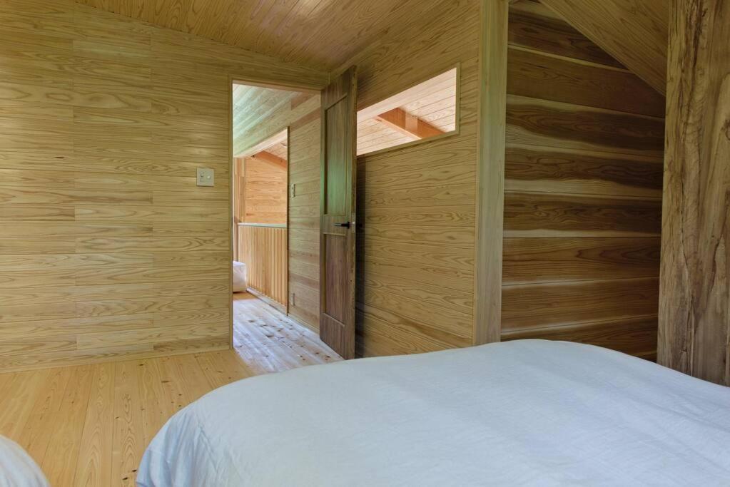 Postel nebo postele na pokoji v ubytování Hinoki no ie - Cottage with natural hot spring in a cypress bathtub