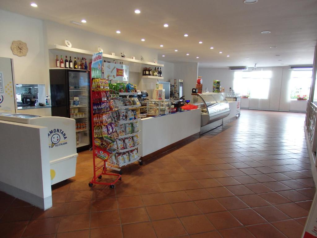 Supermarket nebo jiné obchody v  kempu nebo okolí