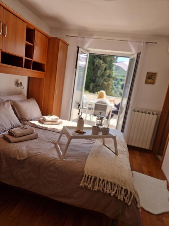 una camera da letto con un letto e un tavolo sopra di House Olive Garden Strunjan a Strunjan