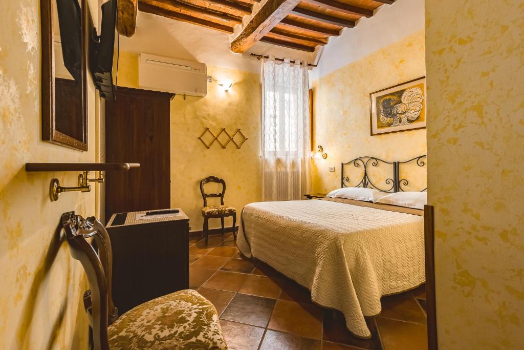 um quarto com uma cama num quarto em Meublè Evoè em Montepulciano