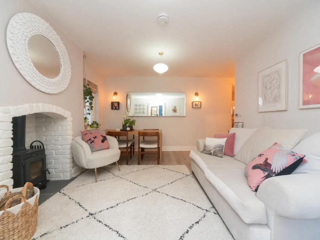 sala de estar con sofá blanco y chimenea en Stunning flat Richmond Bridge Pass The Keys, en Twickenham