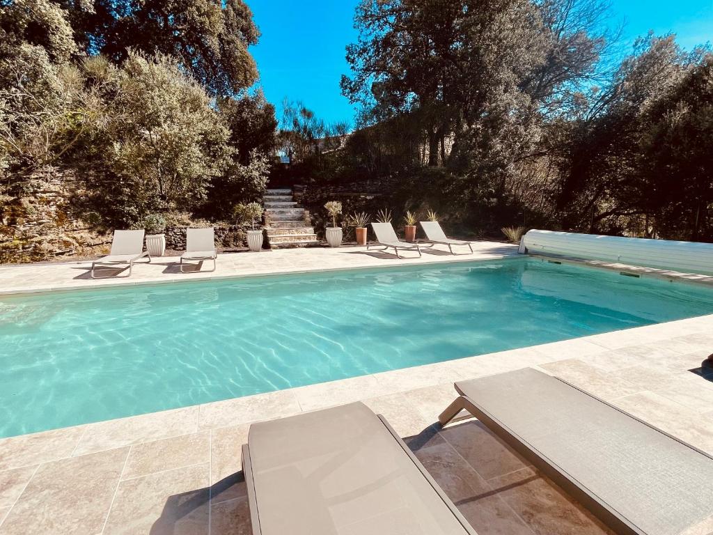 Bazén v ubytování Hôtel La Bastide de Vaison nebo v jeho okolí