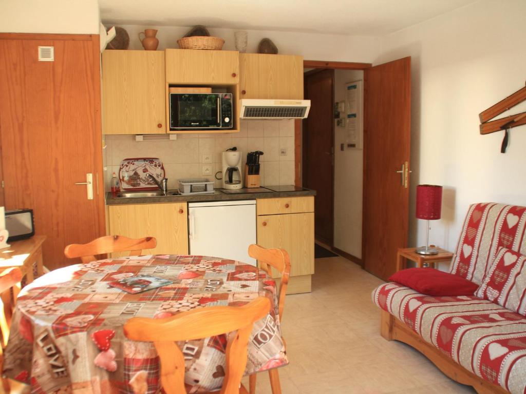 Appartement Châtel, 2 pièces, 5 personnes - FR-1-200-260にあるキッチンまたは簡易キッチン