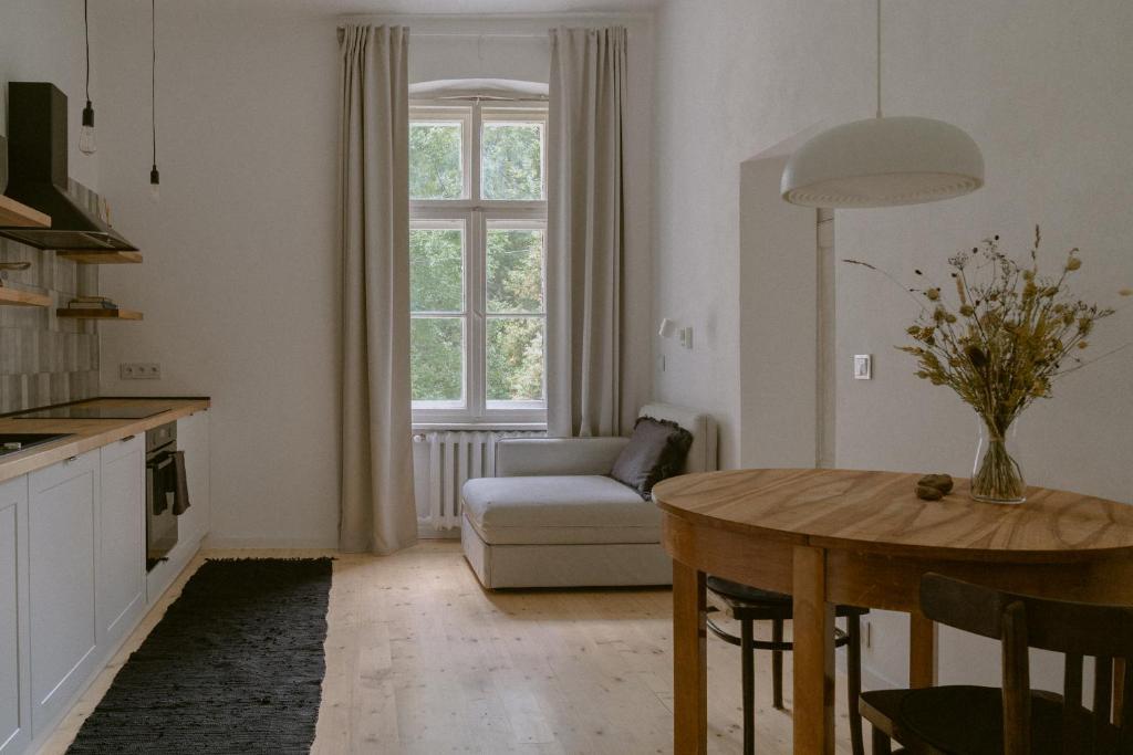 ein Wohnzimmer mit einem Tisch und einem Sofa in der Unterkunft Alfreda in Sokołowsko