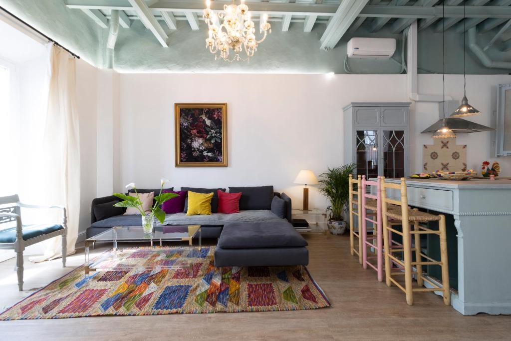 a living room with a couch and a table at 3 Apartamentos Independientes en Casa Palacio in San Fernando