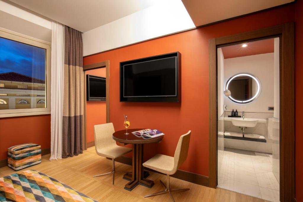 TV a/nebo společenská místnost v ubytování The Independent Hotel