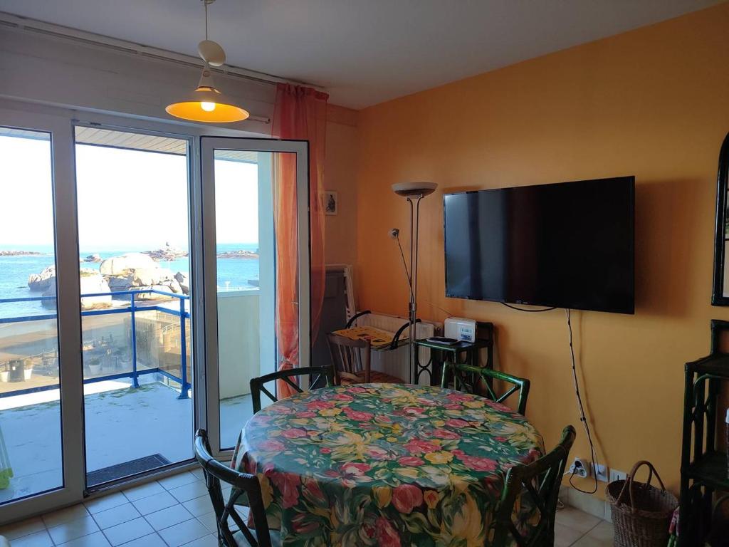 Telewizja i/lub zestaw kina domowego w obiekcie Appartement VUE MER EXCEPTIONNELLE plage du Coz-Pors à TREGASTEL - Ref 721