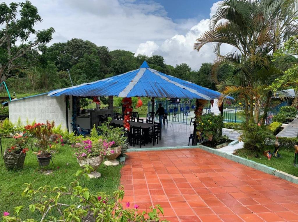 uma tenda azul com uma mesa e algumas plantas em Villa Catalina em Rivera