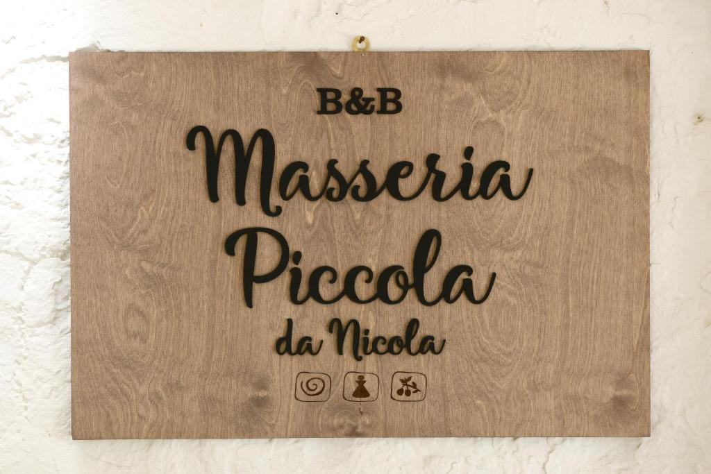 znak, który czyta maserta perecca de nicobar w obiekcie B&B Masseria Piccola w mieście Cisternino