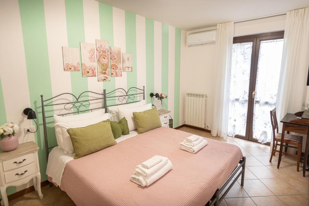 1 dormitorio con 1 cama con 2 toallas en La Pineta Assisi, en Asís
