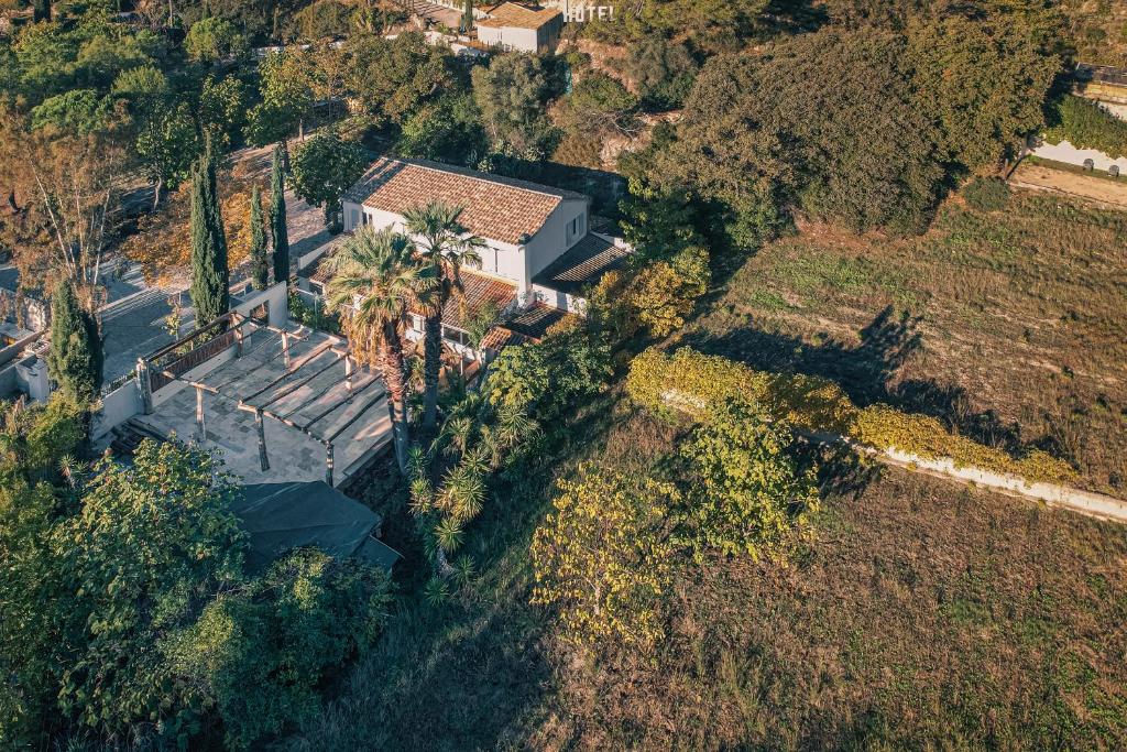 una vista aérea de una casa con patio en AUBERGE DES PINS, en Bandol