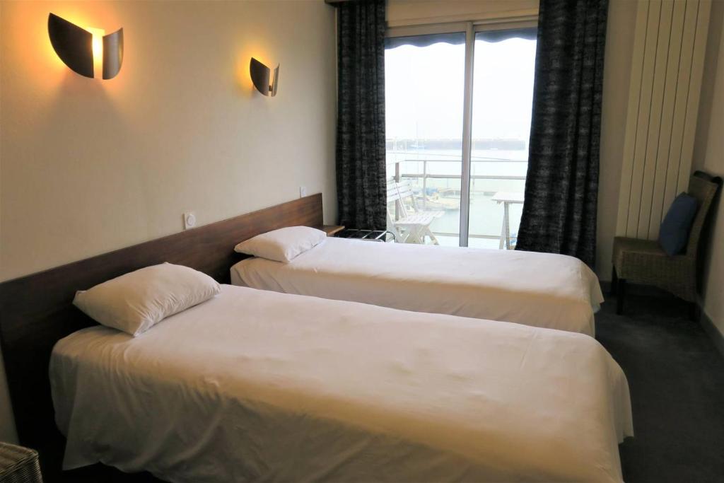 Posteľ alebo postele v izbe v ubytovaní Appartement 6 pers avec WIFI, vue sur mer et le port à PERROS-GUIREC - Réf 821