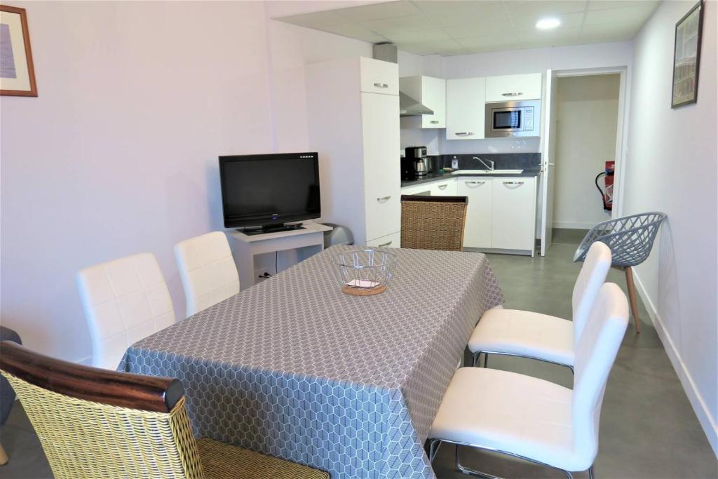 Kuchyňa alebo kuchynka v ubytovaní Appartement 6 pers avec WIFI, vue sur mer et le port à PERROS-GUIREC - Réf 821