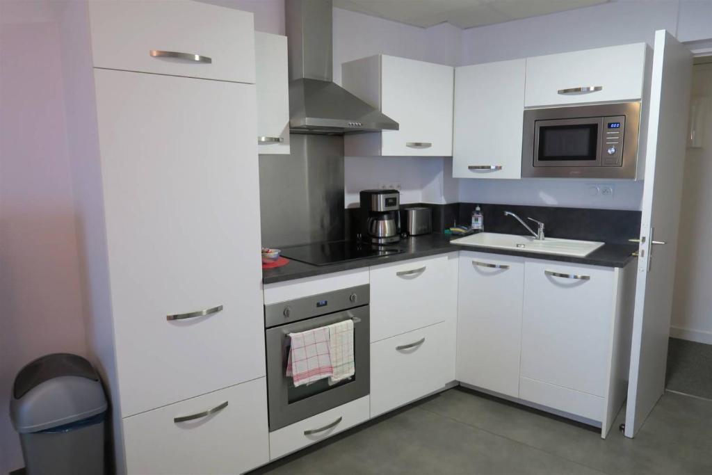 Kuchyňa alebo kuchynka v ubytovaní Appartement 6 pers avec WIFI, vue sur mer et le port à PERROS-GUIREC - Réf 821