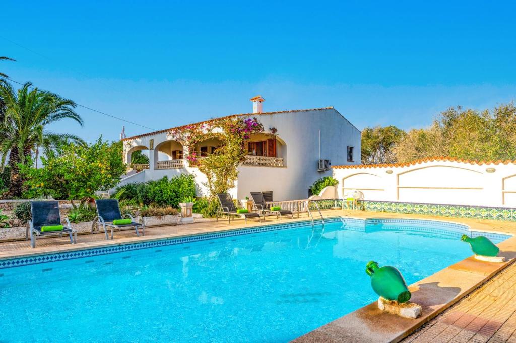 una villa con piscina e una casa di Villa Cas Sucrer by Villa Plus a Binibeca