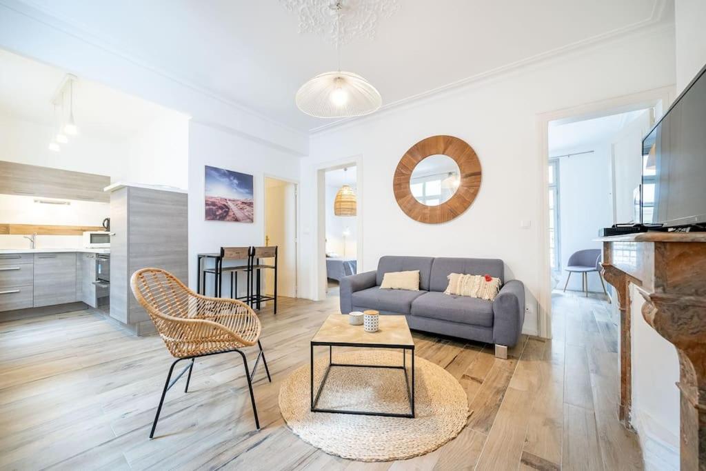 un salon avec un canapé et une table dans l'établissement La Panacée, Charmant T3, Centre Historique, à Montpellier